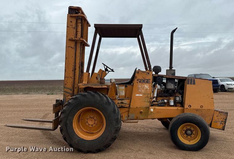 image for item DZ8569 Case 586E forklift