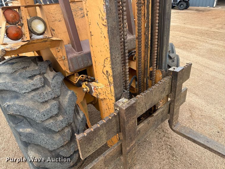 image for item DZ8569 Case 586E forklift