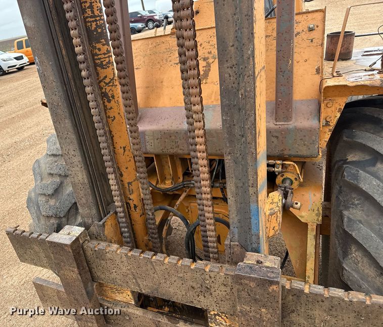 image for item DZ8569 Case 586E forklift