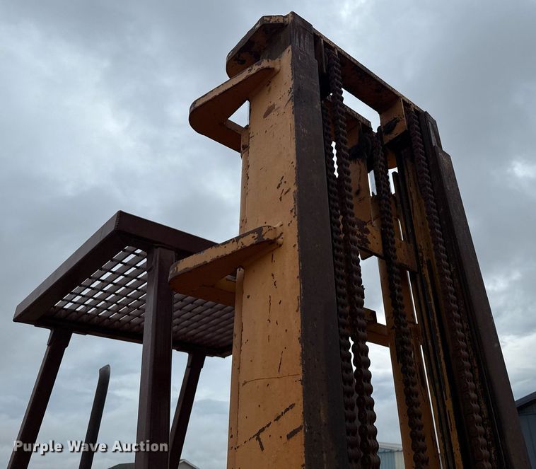 image for item DZ8569 Case 586E forklift