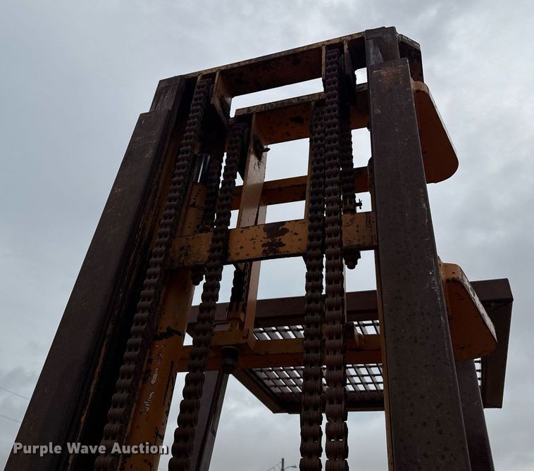 image for item DZ8569 Case 586E forklift