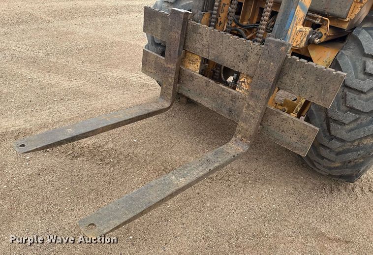 image for item DZ8569 Case 586E forklift