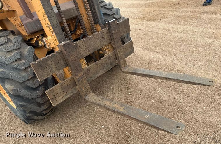 image for item DZ8569 Case 586E forklift