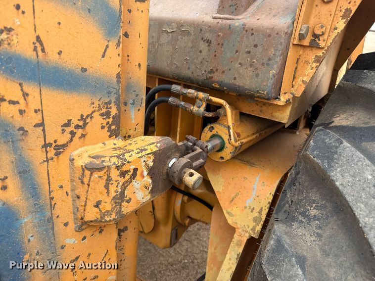 image for item DZ8569 Case 586E forklift