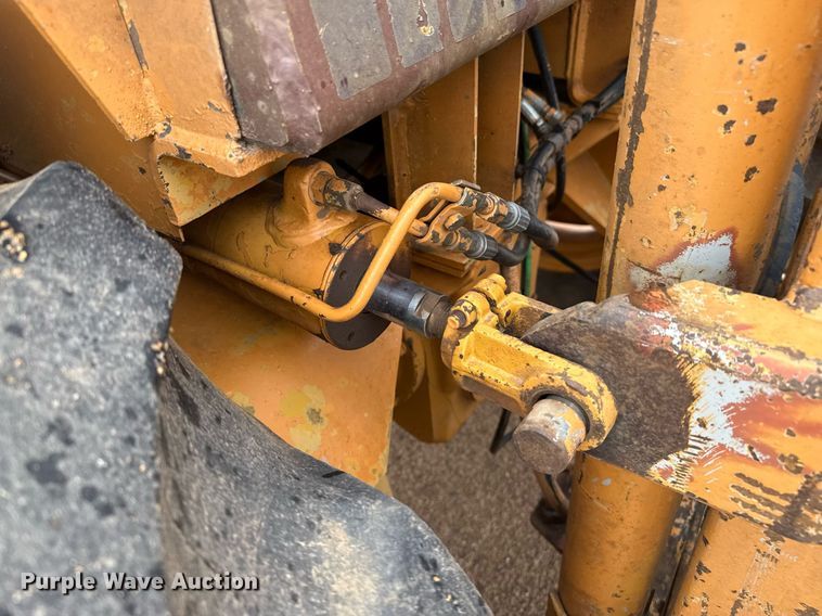 image for item DZ8569 Case 586E forklift