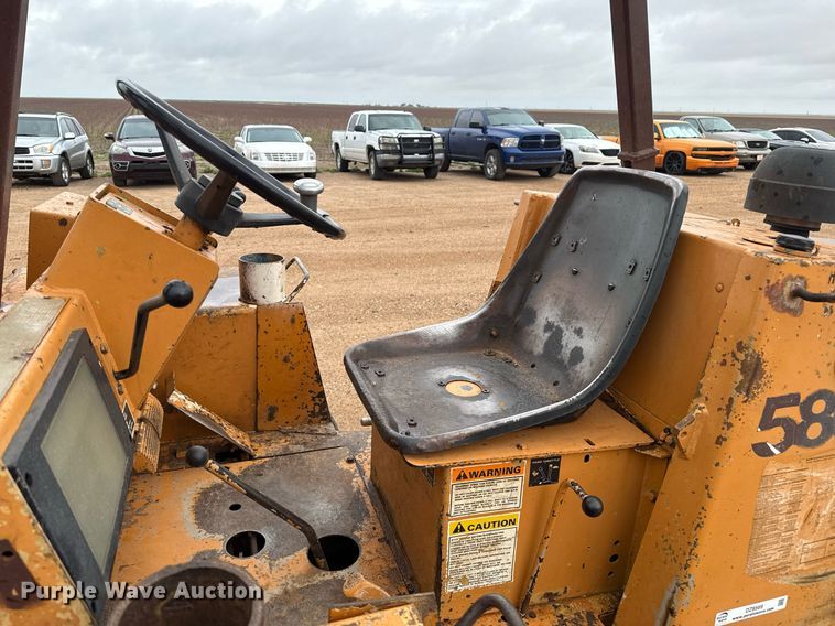 image for item DZ8569 Case 586E forklift