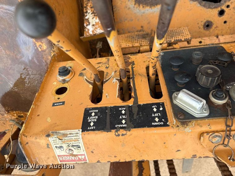 image for item DZ8569 Case 586E forklift