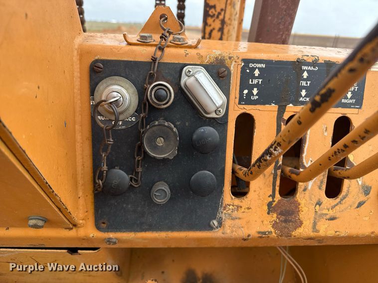 image for item DZ8569 Case 586E forklift