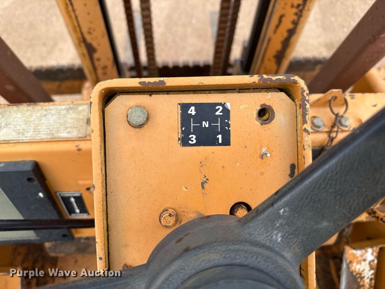 image for item DZ8569 Case 586E forklift