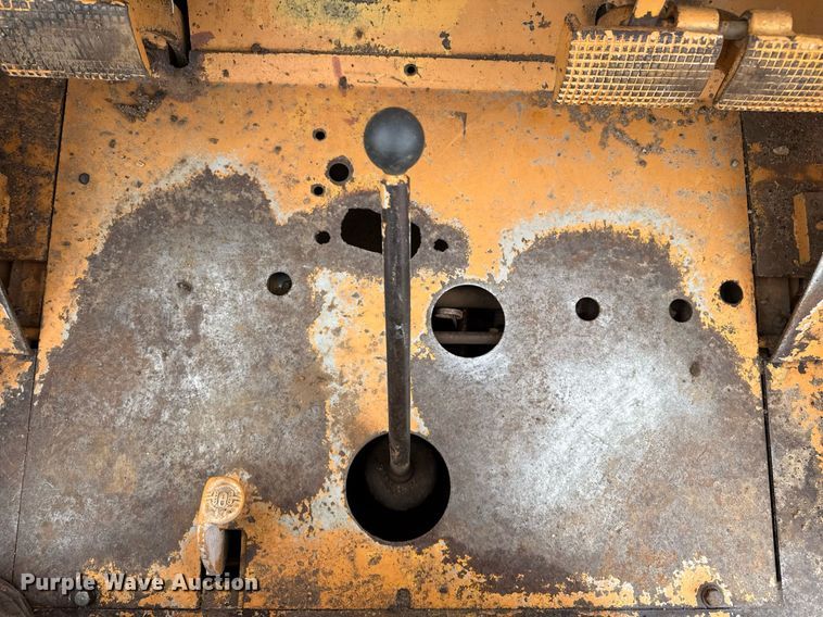 image for item DZ8569 Case 586E forklift