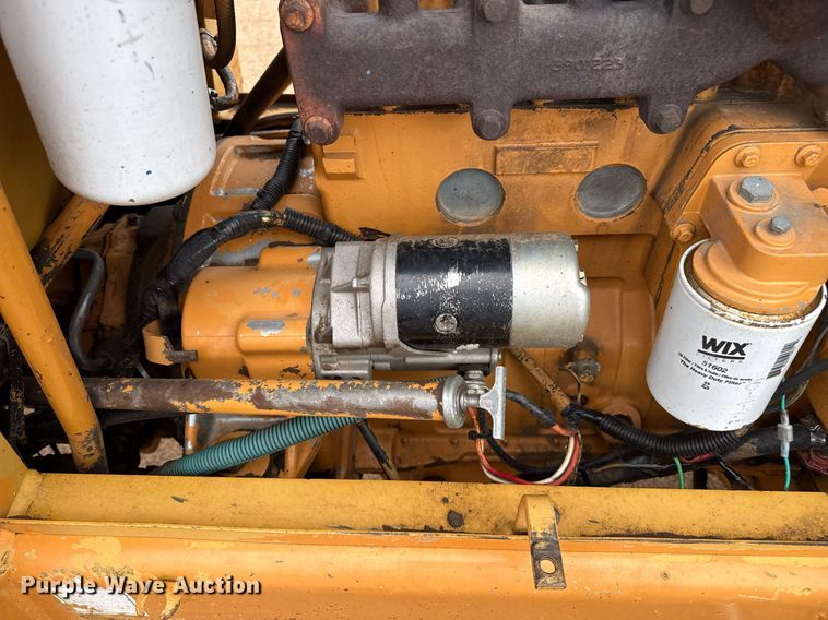 image for item DZ8569 Case 586E forklift