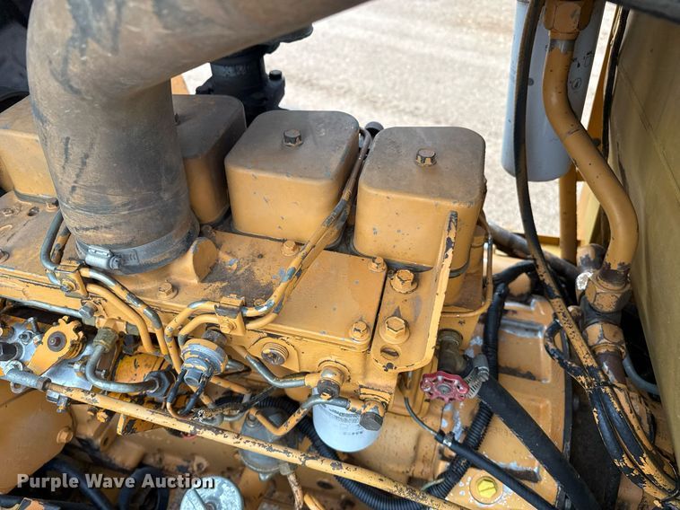 image for item DZ8569 Case 586E forklift