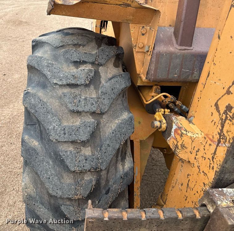 image for item DZ8569 Case 586E forklift