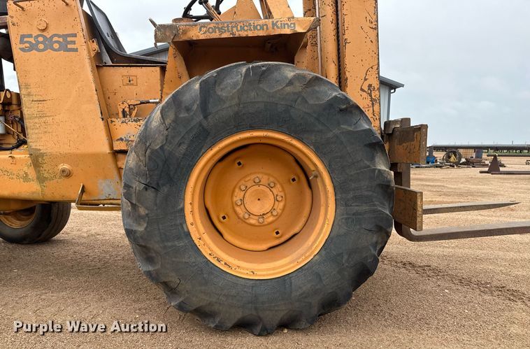 image for item DZ8569 Case 586E forklift