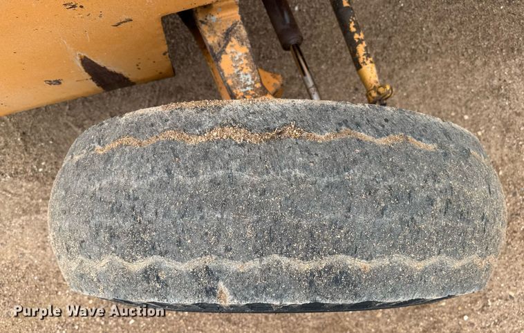 image for item DZ8569 Case 586E forklift