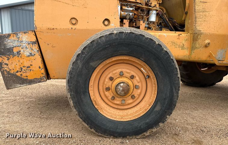 image for item DZ8569 Case 586E forklift