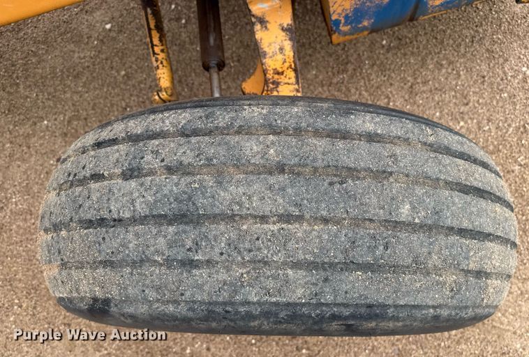 image for item DZ8569 Case 586E forklift