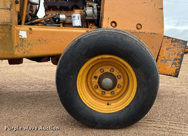 image for item DZ8569 Case 586E forklift