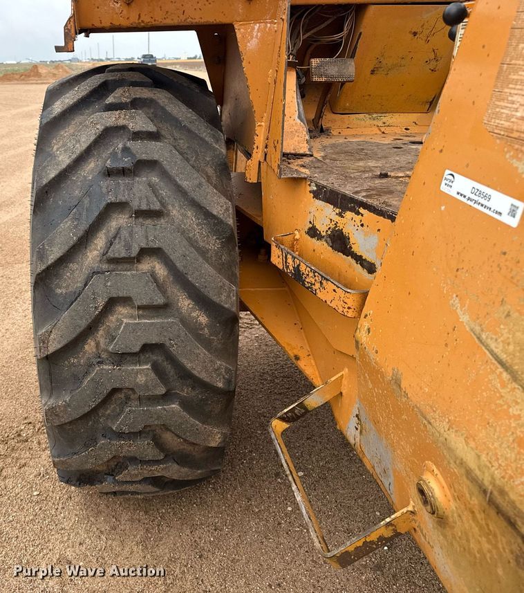 image for item DZ8569 Case 586E forklift