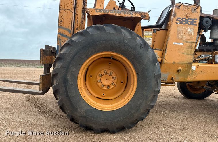 image for item DZ8569 Case 586E forklift