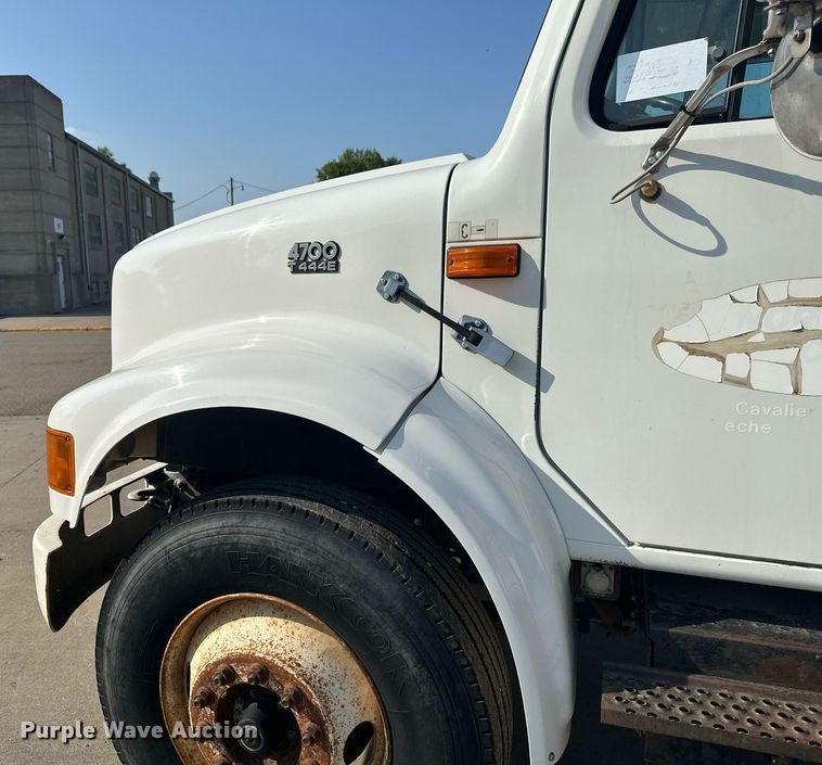 image for item EB2600 1998 International 4700 dump truck