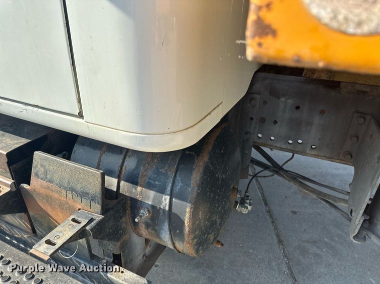 image for item EB2600 1998 International 4700 dump truck