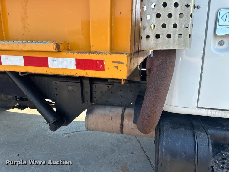 image for item EB2600 1998 International 4700 dump truck