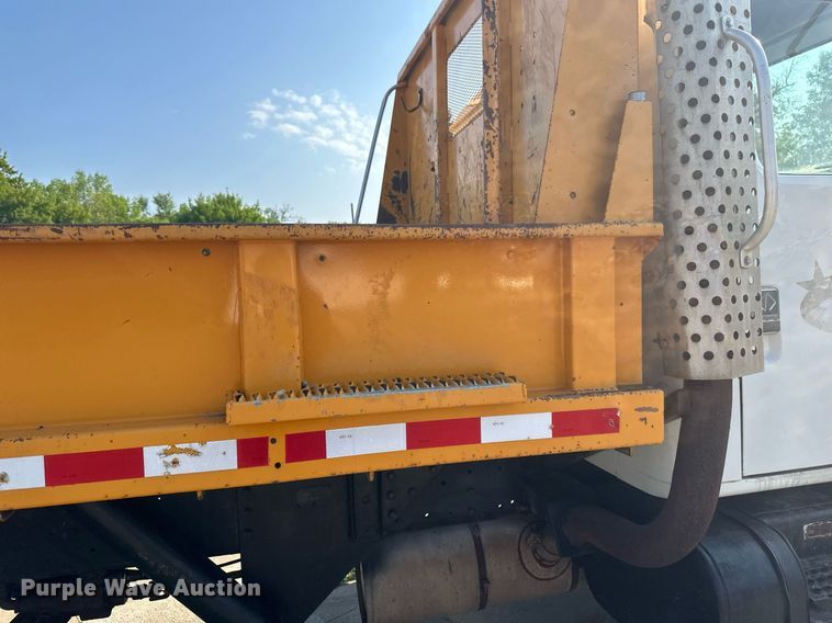 image for item EB2600 1998 International 4700 dump truck