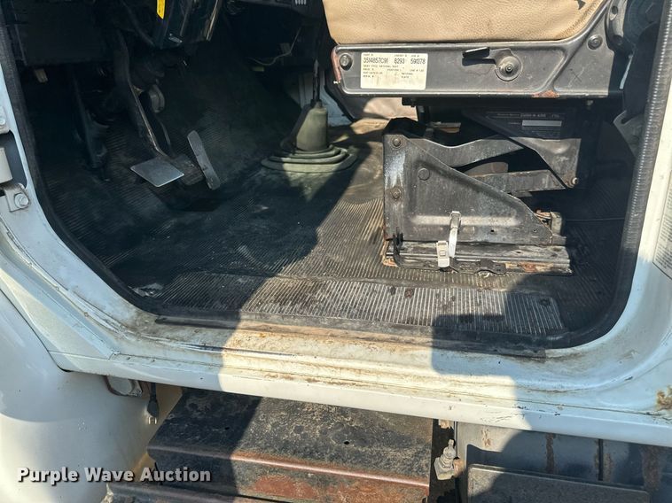 image for item EB2600 1998 International 4700 dump truck