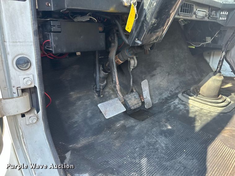 image for item EB2600 1998 International 4700 dump truck