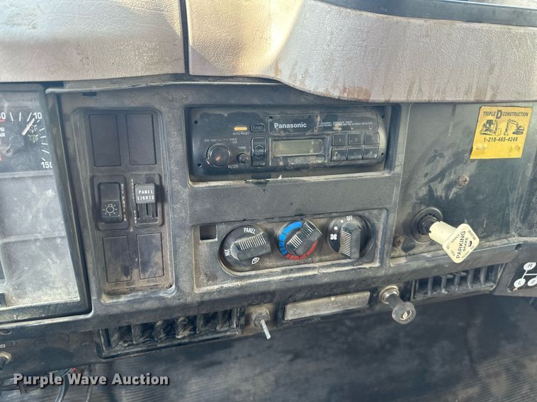 image for item EB2600 1998 International 4700 dump truck