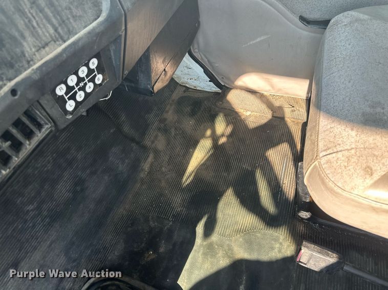 image for item EB2600 1998 International 4700 dump truck