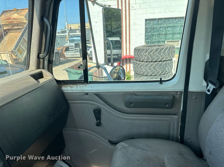 image for item EB2600 1998 International 4700 dump truck