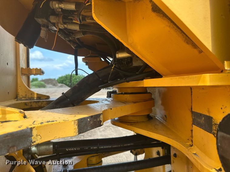 image for item EB2663 2004 Volvo L180E wheel loader