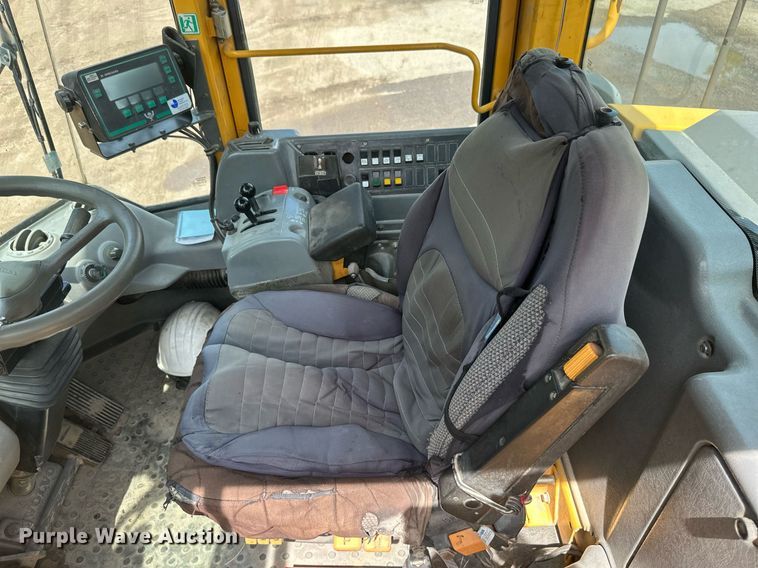 image for item EB2663 2004 Volvo L180E wheel loader