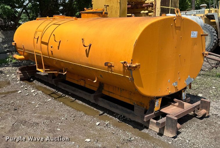 image for item EB2681 Roll-off oil tank