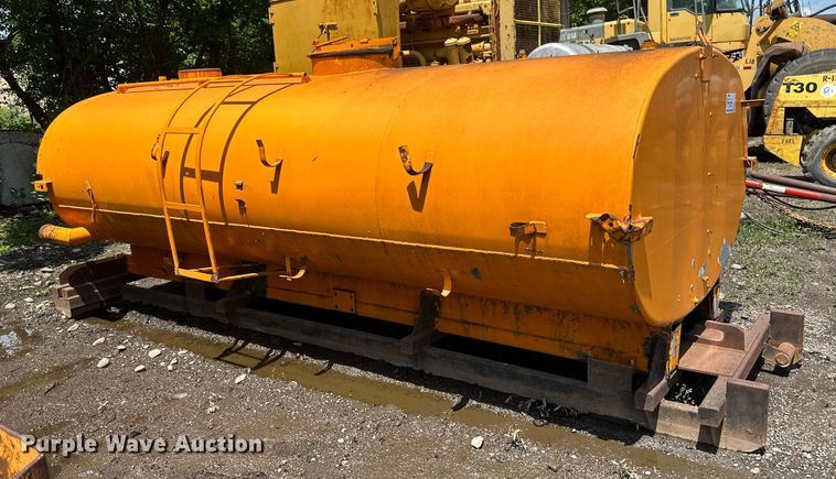 image for item EB2681 Roll-off oil tank