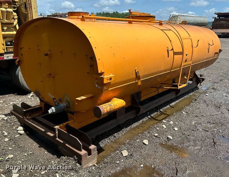 image for item EB2681 Roll-off oil tank