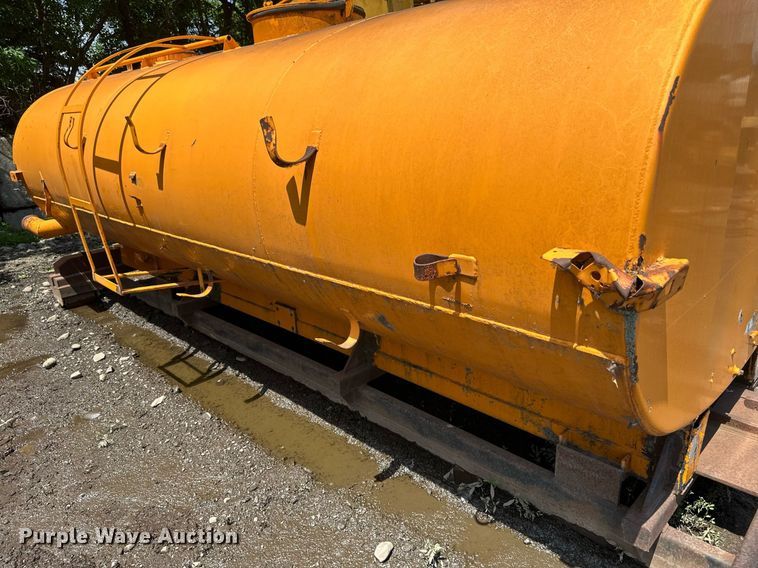 image for item EB2681 Roll-off oil tank