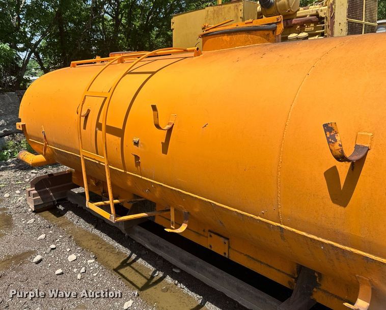 image for item EB2681 Roll-off oil tank