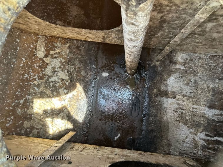 image for item EB2681 Roll-off oil tank