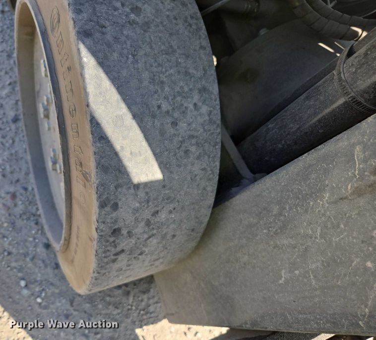 image for item EC1068 2017 UniCarriers CFS40 forklift