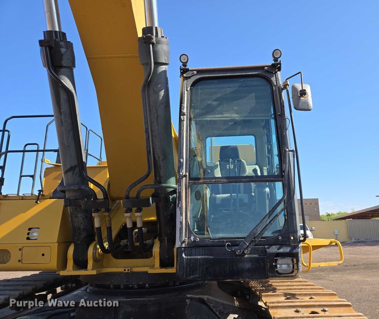 image for item EC1073 2017 Caterpillar 374F L excavator
