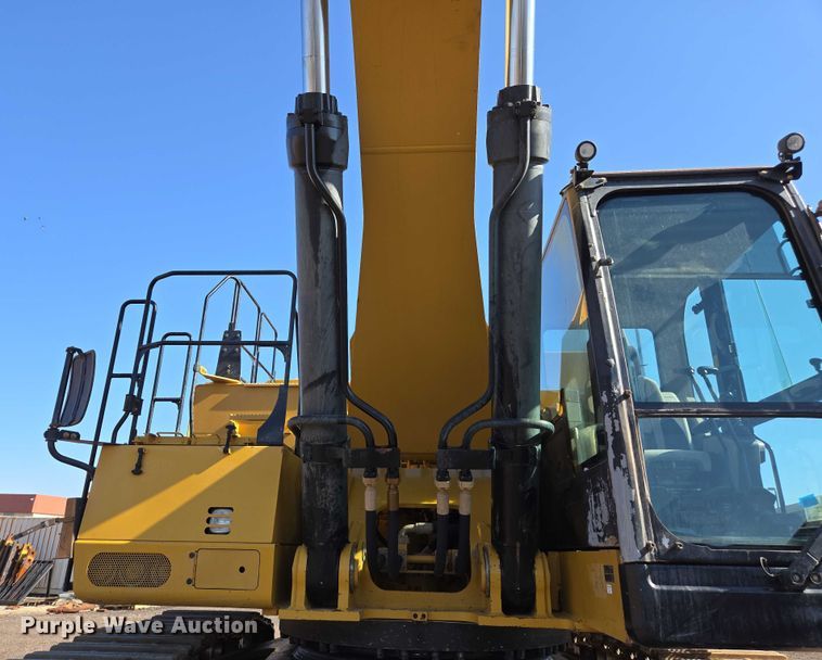 image for item EC1073 2017 Caterpillar 374F L excavator