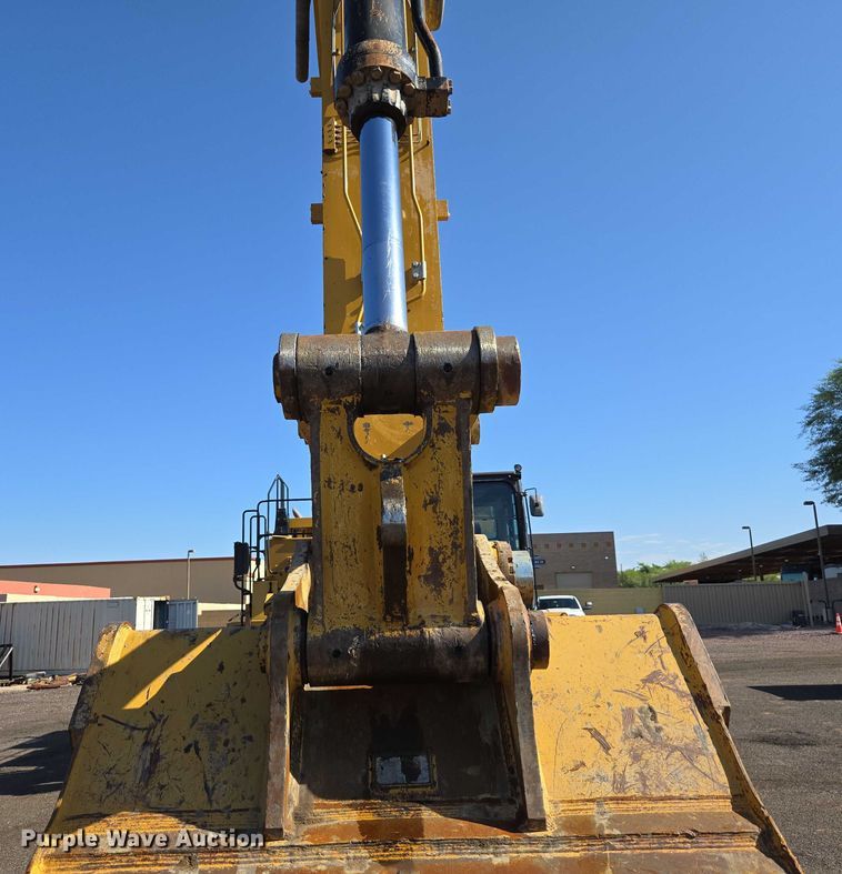 image for item EC1073 2017 Caterpillar 374F L excavator