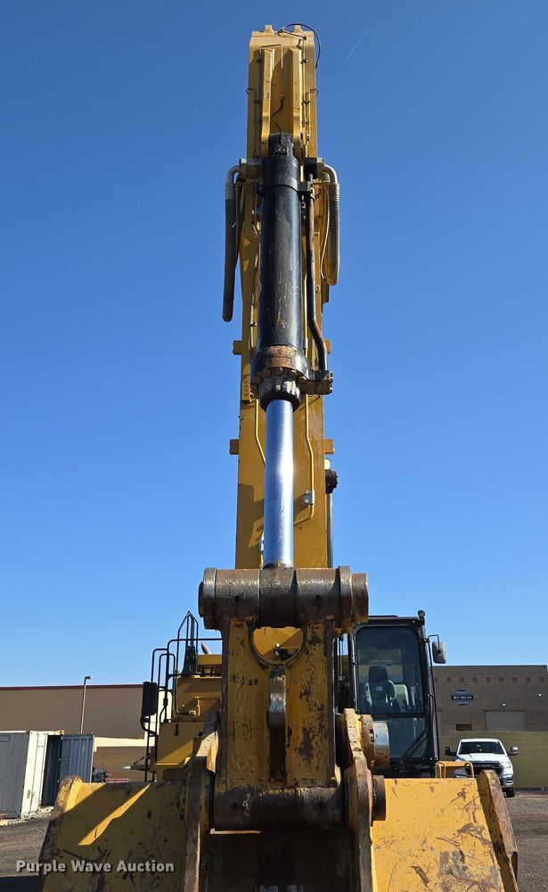 image for item EC1073 2017 Caterpillar 374F L excavator