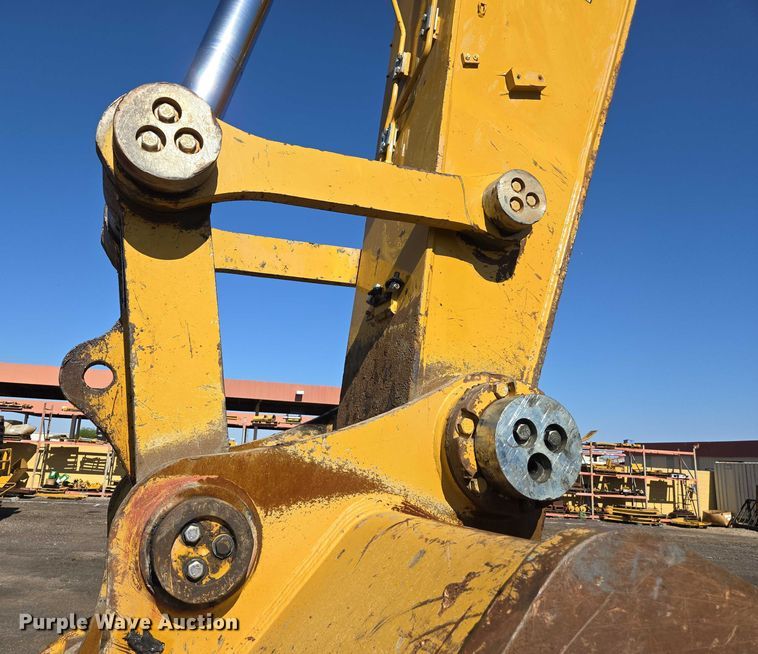 image for item EC1073 2017 Caterpillar 374F L excavator