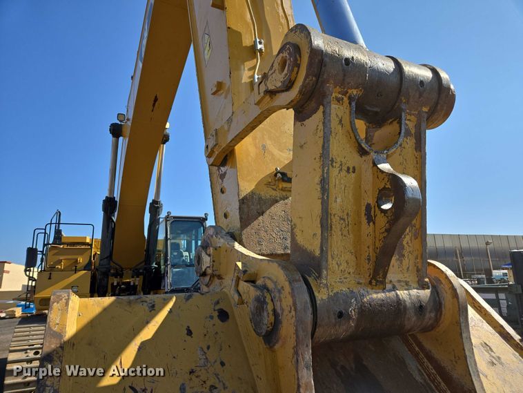 image for item EC1073 2017 Caterpillar 374F L excavator