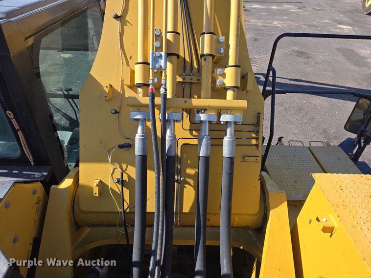 image for item EC1073 2017 Caterpillar 374F L excavator