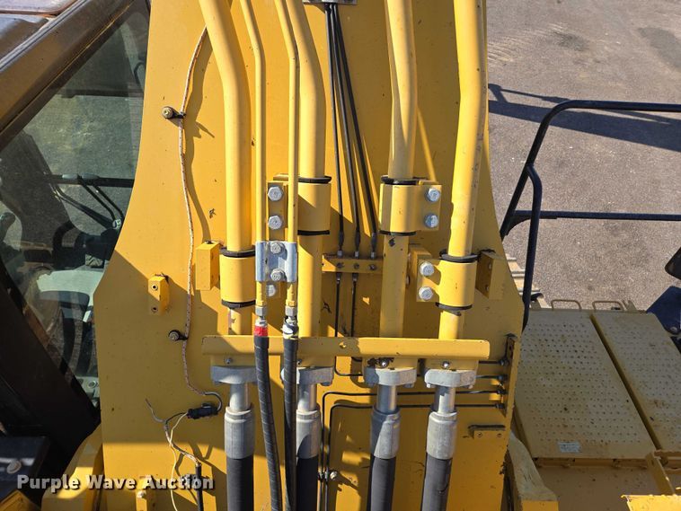 image for item EC1073 2017 Caterpillar 374F L excavator